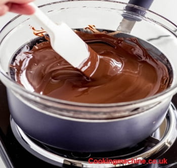 Melting butter and chocolate by using a hotpot